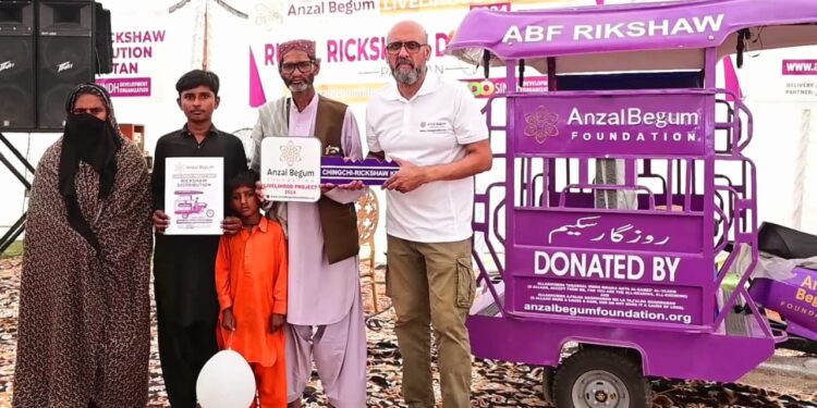 لاڑکانہ:سمندر پار پاکستانیوں کے تعاون سے   بےروزگار نوجوانوں میں پانچ کروڑ روپئے مالیت کے  سو سے زائد رکشے مفت تقسیم