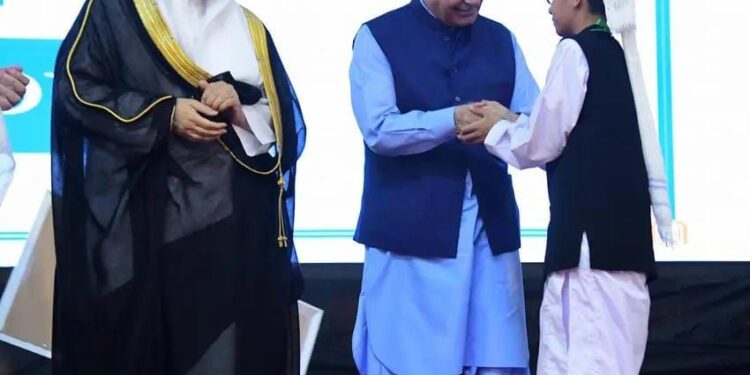 رابطہ عالم اسلامی کے زیر اہتمام سالانہ مسابقہ حفظ قرآن قرآنی کمپیوٹرکیٹیگری میں جامعہ بیت السلام کراچی کے احمد معاویہ بن حفیظ اللہ نے پہلی پوزیشن حاصل کر لی