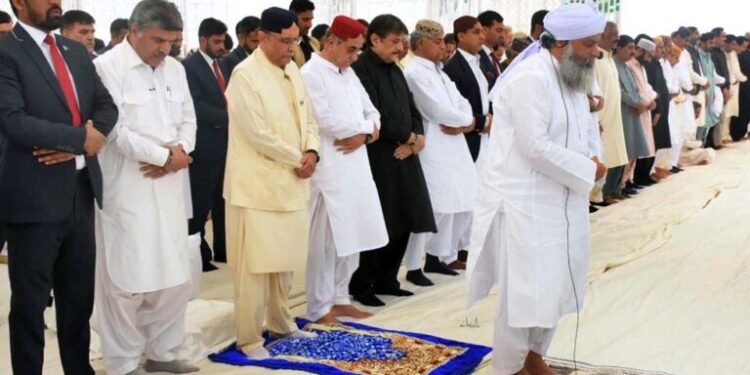 صدر آصف علی زرداری نے نواب شاہ میں عید الفطر کی نماز ادا کی