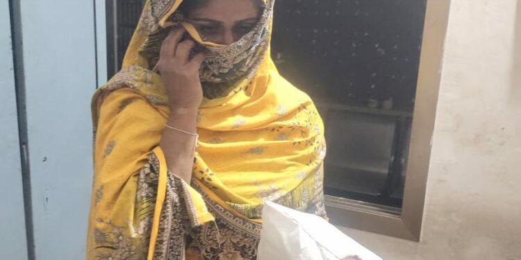 ٹھٹہ:منشیات فروشی میں ملوث خاتون ملزمہ غلام فاطمہ عرف صغری ملاح گرفتار، 2024 گرام چرس برآمد، مقدمہ درج-