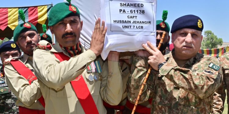 پشاور:حسن خیل میں آپریشن کے دوران جام شہادت نوش کرنے والے کیپٹن حسین جہانگیر شہید اور حوالدار شفیق اللہ شہیدکی نماز جنازہ پشاور گیریژن میں ادا کر دی گئی