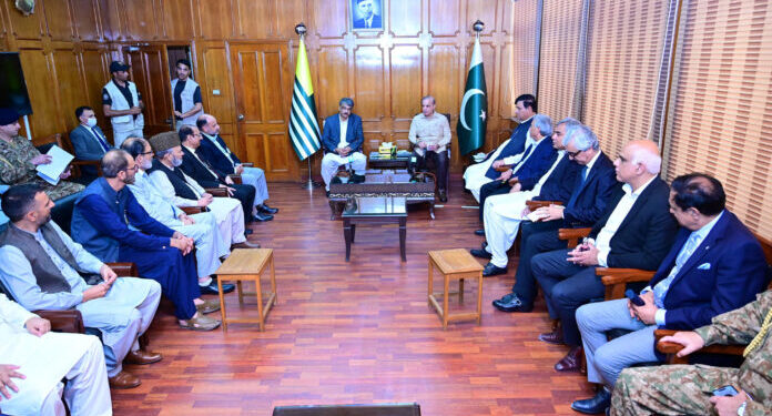 جموں و کشمیر بین الاقوامی سطح پر تسلیم شدہ تنازعہ ہے ، بھارت نام نہاد قانون سازی اور عدالتی فیصلوں کی آڑ میں اپنی بین الاقوامی ذمہ داریوں سے دستبردار نہیں ہو سکتا، وزیراعظم شہباز شریف