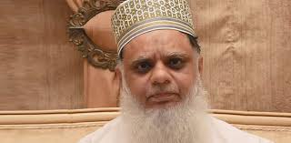 لاہور(بیورو رپورٹ ) صوبائی وزیر خوراک بلال یاسین کی ہدایت پر محکمہ خوراک نے صوبہ بھر میں آٹے کے معیار کی جانچ کیلئے بڑا کریک ڈاؤن کیا۔ تفصیلات کے مطابق پنجاب کے شہریوں کو معیاری آٹے کی فراہمی یقینی بنانے کیلئے محکمہ خوراک نے صوبہ بھر میں 561 مقامات پر چیکنگ کی اور آٹے کے سیمپلز لیے۔ وزیر خوراک بلال یاسین نے بتایا ہے کہ چیکنگ کے دوران غیر معیاری آٹا فروخت کرنیوالوں کو 7 لاکھ 85 ہزار کے جرمانے کیے گئے اور ناقص آٹے کی موجودگی پر مختلف اضلاع میں 121 افراد کو وارننگ نوٹسز جاری کیے۔ بلال یاسین نے کہا کہ آٹے میں زائد نمی، گلوٹن کی مقدار میں کمی اور ناقص اجزاء کی موجودگی پر ایکشن لیا گیا۔ وزیر خوراک نے انتظامیہ کو ہدایت کی کہ وارننگ اور جرمانے کے باوجود اصلاح نہ کرنیوالوں کیخلاف مقدمات درج کیے جائیں۔ پنجاب کے تمام ڈویژنز کی تفصیلات کے مطابق محکمہ خوراک نے لاہور ڈویژن میں 113 مقامات، گوجرانوالہ ڈویژن کے 47 اور فیصل آباد ڈویژن میں 53 مقامات کی چیکنگ کی۔ راولپنڈی ڈویژن 63، گجرات 41، سرگودھا 52 اور ملتان ڈویژن کے 45 مقامات سے آٹے کے نمونے اکٹھے کیے گئے۔ اسی طرح بہاولپور ڈویژن کے 89، ڈی جی خان 31 اور ساہیوال ڈویژن کے 27 نمونہ جات کو تجزیہ کیلئے لیبارٹریز میں بھجوایا گیا۔ وزیر خوراک بلال یاسین نے بتایا کہ آٹے کے معیار میں کمی کرنیوالوں کیخلاف زیرو ٹالرنس پالیسی پر عمل پیرا ہیں۔ انہوں نے کہا کہ عوام کو سستے اور معیاری آٹے کی یقینی فراہمی پنجاب حکومت کی اولین ترجیح ہے۔ انہوں نے ہدایت کی کہ محکمہ خوراک کے تمام ذمہ داران فیلڈ میں رہیں اور پنجاب بھر میں گندم اور آٹے کے معیار کی کڑی نگرانی جاری رکھی جائے۔