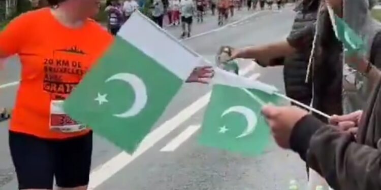 پاکستانی سفارتخانے کی جانب سے بیلجیئم میں دوڑ کے بڑے مقابلے”20 کلومیٹر برسلز” کے شرکاء کے لئے خیرسگالی ریفریشمنٹ اسٹال کا اہتمام