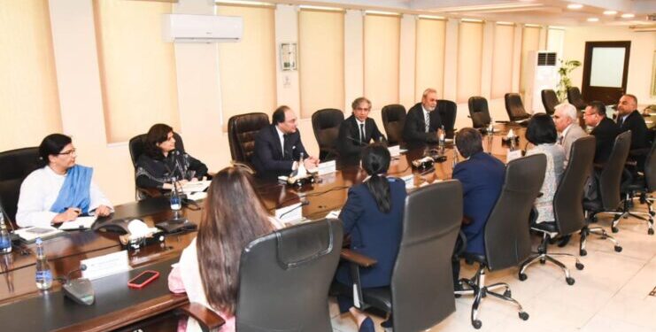 ایشیائی ترقیاتی بینک کی جانب سے معاشی استحکام کو فروغ دینے کے لیے پاکستان کی حکومت کے فعال اقدامات اور کوششوں کی تعریف، وزیرخزانہ سے بینک کے متبادل ایگزیکٹوڈائریکٹرز کی ملاقات