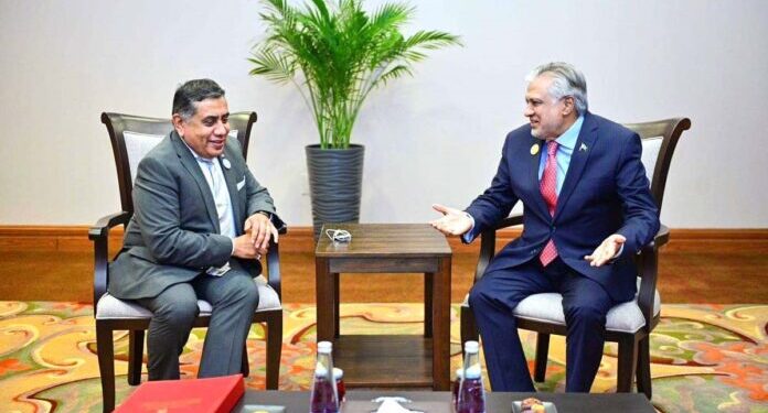 نائب وزیراعظم سینیٹر محمد اسحاق ڈار کی اردن میں برطانیہ کے وزیر مملکت برائے دولت مشترکہ لارڈ طارق احمد سے ملاقات