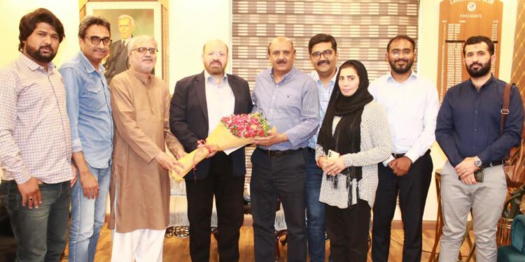 پاکستان میں حماس کے ترجمان ڈاکٹر خالد محمود قدومی کا لاہور پریس کلب کا دورہ