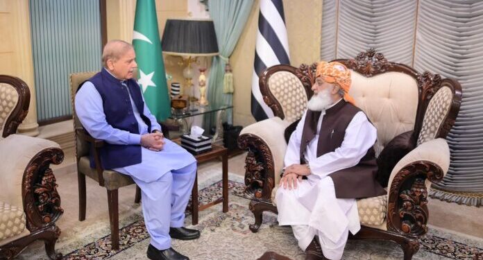وزیراعظم شہباز شریف کی مولانا فضل الرحمان کی رہائش پر آمد ،خیریت دریافت کی