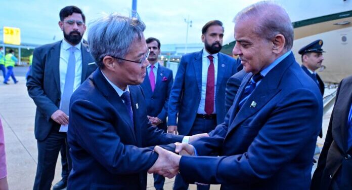 وزیرِاعظم محمد شہباز شریف دورہ چین کے پہلے مرحلے میں شینزن پہنچ گئے