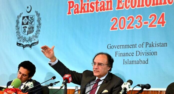 عالمی اداروں کے اندازوں کے برعکس اقتصادی ترقی کی شرح 2.4 فیصد بڑھی ہے، قومی معیشت کا حجم 11 فیصد اضافہ کے بعد 375 ارب ڈالر ہو گیا، وفاقی وزیر خزانہ سینیٹر محمد اورنگزیب کی اقتصادی جائزہ کے اجراء کے موقع پر پریس بریفنگ