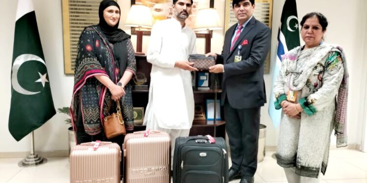 اسلام آباد:پینتالیس لاکھ سے زائد مالیت کے زیورات اور دیگر سامان مسافر کو لوٹا دیا گیا