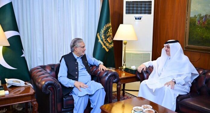 نائب وزیراعظم اور وزیر خارجہ سینیٹر محمد اسحاق ڈار کی سعودی عرب کے سفیر نواف المالکی سے ملاقات
