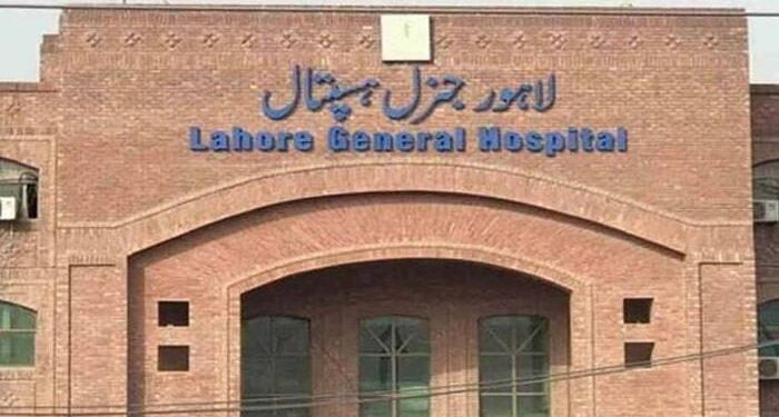 لاہور: جنرل اسپتال کی ایمرجنسی کے سامنے خاتون نے رکشے میں 2 بچیوں کو جنم دے دیا۔