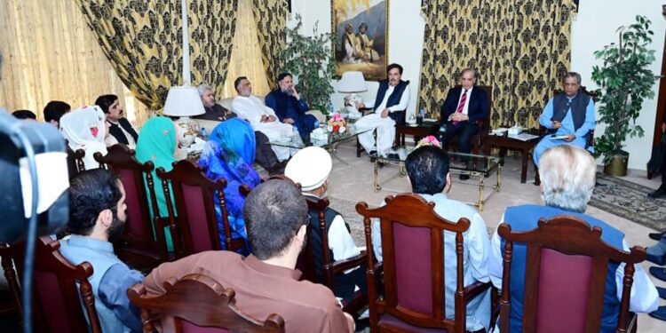 بلوچستان کی صوبائی حکومت مشاورت سے مسائل کی نشاندہی کرے اور ان کے حل کیلئے جامع منصوبہ بندی بنائے، وزیراعظم محمد شہباز شریف کی مسلم لیگ ن کے ارکان پارلیمان کے وفد سے ملاقات کے دوران گفتگو