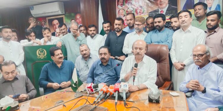 حکومت کو ہٹانے کا واحد آئینی راستہ عدم اعتماد کی تحریک ہے اور عدم اعتماد کی تحریک کی منظوری کے بنا حکومت کو نہیں گرایا جاسکتا۔ نثار کھوڑو