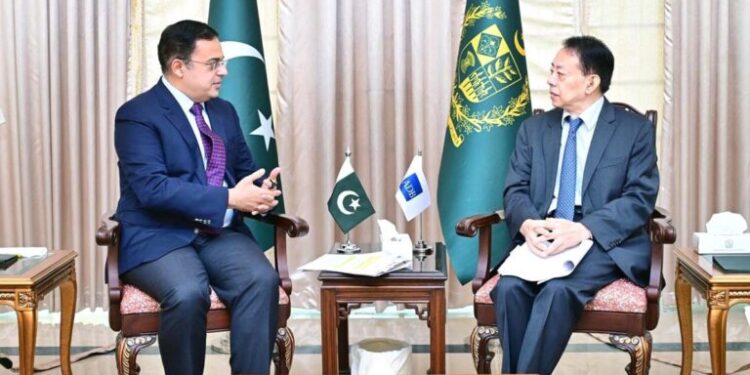 وفاقی وزیر احد خان چیمہ سے ایشیائی ترقیاتی بینک کے صدر ماساتسوگو اساکاوا کی ملاقات، پاکستان کی ترقیاتی ترجیحات اور میکرو اکنامک اصلاحات پر گفتگو