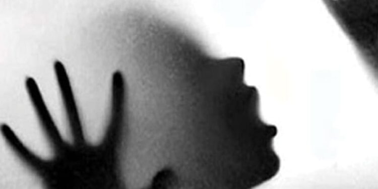 گوجرانوالہ پولیس اسٹیشن صدر کے علاقہ تھیڑی سانسی میں سرکاری سکول میں متعدد طالبات سے زیادتی اور ویڈیو بنائے جانے کا انکشاف