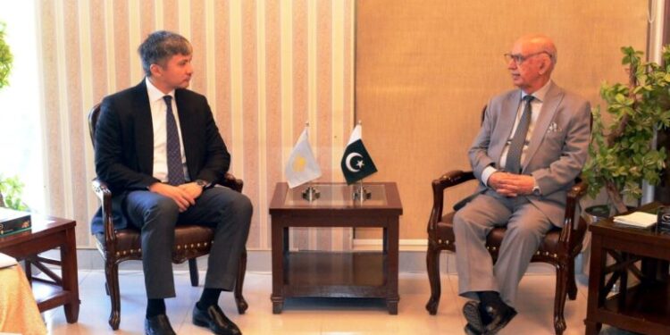 چیئرمین سینیٹ قائمہ کمیٹی برائے خارجہ امور سینیٹر عرفان الحق صدیقی سے قازقستان کے سفیر کی ملاقات ، پاکستانی طلباءاور سیاحوں کے لیے ویزا پالیسی میں نرمی کے ذریعے مضبوط شراکت داری اور مختلف شعبوں میں دوطرفہ تعاون بڑھانے پر تبادلہ خیال