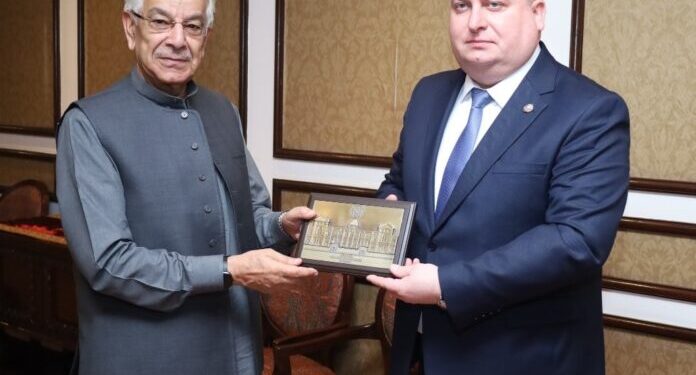 وزیر دفاع خواجہ محمد آصف سے بیلاروس کی ملٹری انڈسٹری کے وزیر مملکت کی ملاقات، دفاع اور دفاعی پیداوار کے شعبے میں دوطرفہ تعاون سے متعلق امور پر تبادلہ خیال