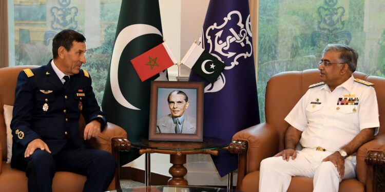 رائل مراکش فضائیہ کے انسپکٹر کی نیول ہیڈ کوارٹرز میں سربراہ پاک بحریہ سے ملاقات