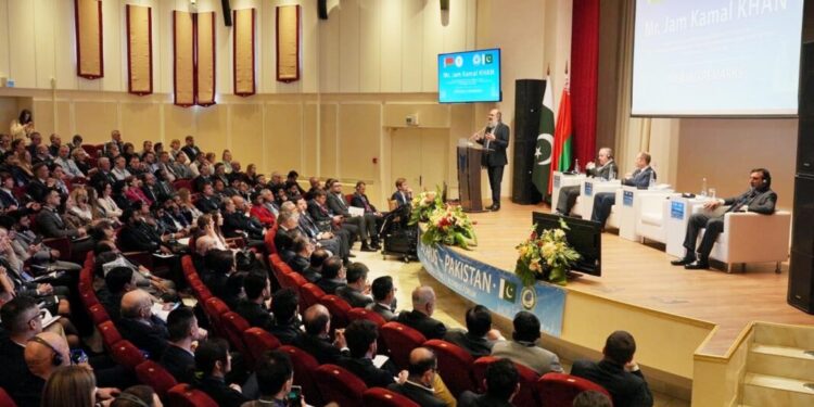 پاکستان اور بیلاروس کی حکومتیں تجارتی رکاوٹوں کو دور کرنے اور نجی شعبے کی شمولیت کو فروغ دینے کے لئے پرعزم ہیں ، جام کمال خان