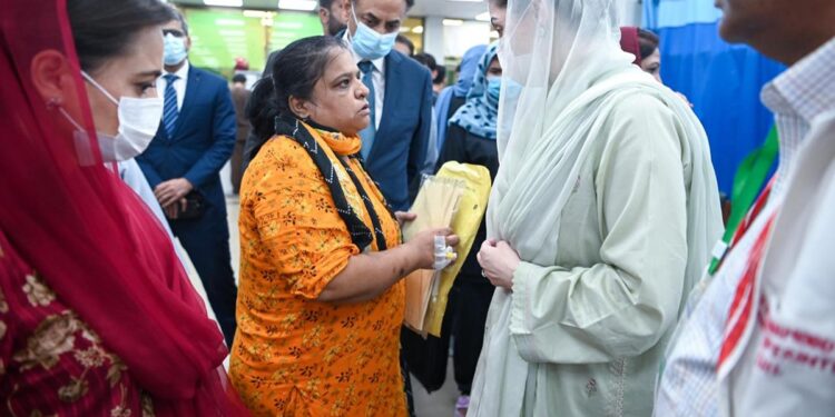وزیراعلیٰ پنجاب مریم نواز شریف کا سروسز اسپتال کا اچانک دورہ، ایمرجنسی وارڈ کا تفصیلی معائنہ، شاباش دی
