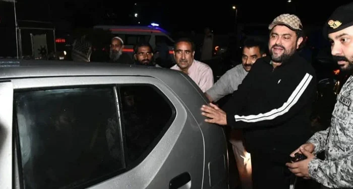 گورنر سندھ کامران ٹیسوری کاکراچی میں بارش سے متاثرہ علاقوں کا پیدل دورہ : بارش میں بند گاڑیوں کو دھکا لگا کر اسٹارٹ کرایا۔
