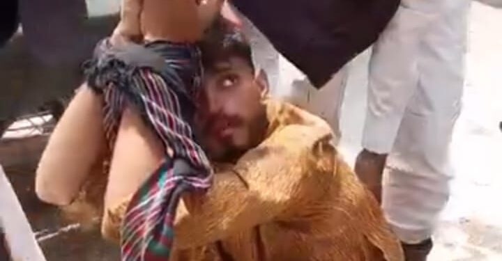 کراچی:اسٹیل ٹاؤن ٹریفک سیکشن  کی بروقت کاروائی ڈکیت پسٹل سمیت گرفتار۔ موبائل برامد