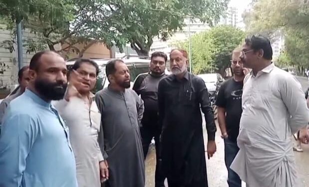 چئیرمین صدر ٹاون منصور احمد شیخ کے ٹی ایم سی نور حسن جوکھیو ۔و دیگر افسران  کے ہمراہ صفائی ستھرائی کے کاموں کا جائزہ لیا۔