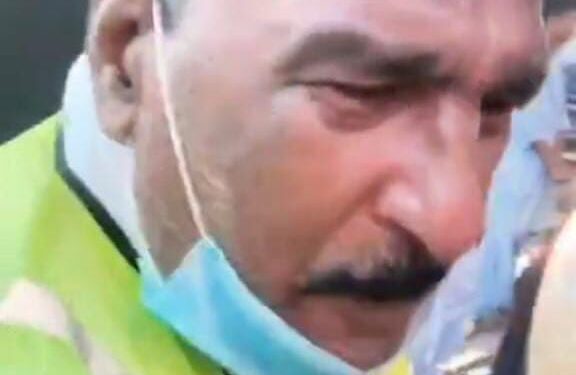 حیدرآباد: نیا پل پر تعینات ٹریفک پولیس اہلکار آپے سے باہر ہو کر ایک شہری پر تھپڑوں کی بارش کر دی