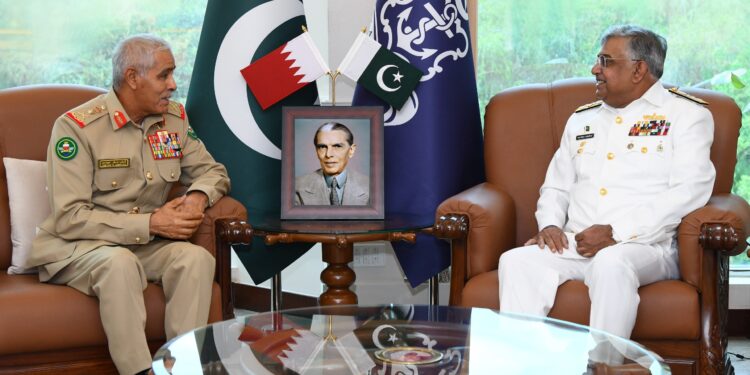 نیول چیف ایڈمرل نوید اشرف سے چیف آف سٹاف بحرین ڈیفنس فورس لیفٹیننٹ جنرل ذیاب بن صقر کی ملاقات، دفاعی تعلقات کے دائرہ کار کو مزید مضبوط بنانے کے عزم کا اعادہ