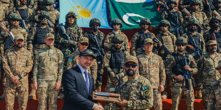 پاکستان اور قازقستان کی مشترکہ مشق دوستریم پنجم کی اختتامی تقریب ،کمانڈنٹ سپیشل آپریشنز سکول چیرات سمیت قازق سفیر اور دفاعی اتاشی کی شرکت