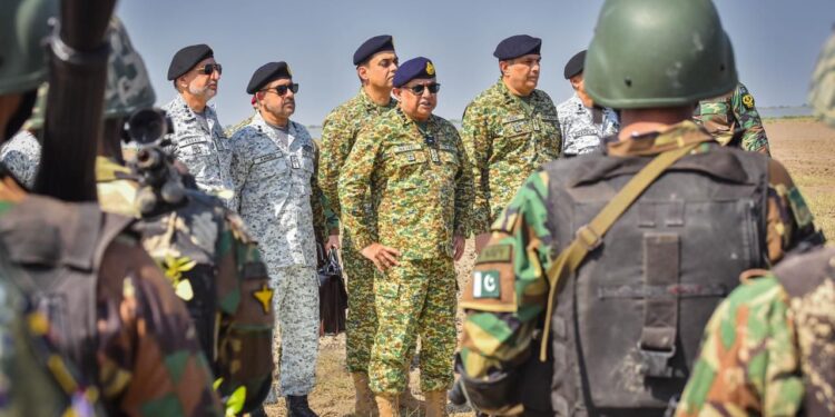 امیرالبحرایڈمرل نوید اشرف کا کریکس کے اگلے مورچوں کا دورہ