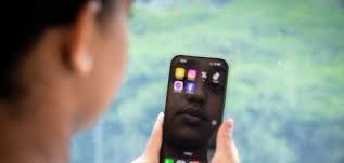 عمر کی بنیاد پر پابندیاں بچوں کو آن لائن محفوظ نہیں رکھ سکتیں یونیسف کا انتباہ