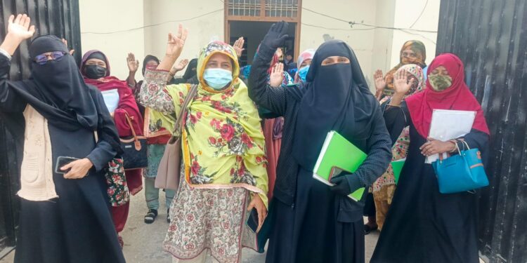 بدین.سندھ لیڈی ہیلتھ ورکرز پروگرام کے ریٹائرڈ ملازمین کو پنشن اور مراعات نہ ملنے پر ٹریزری افسران کے خلاف ڈی ایچ او آفس کے باہر احتجاج مظاہرہ .