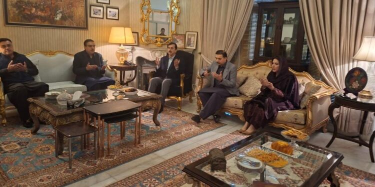 چیئرمین سینیٹ، سید یوسف رضا گیلانی کی میاں منظور وٹو کی رہائشگاہ آمد: سابق وزیراعلیٰ پنجاب کے انتقال پر اظہار تعزیت