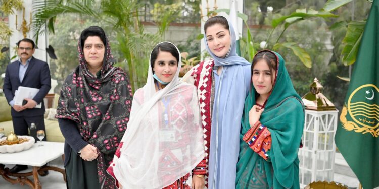 پنجاب میں محروم معیشت افراد کیلئے خصوصی ہیلپ لائن شروع کررہے ہیں تاکہ بیماری علاج وغیرہ کیلئے فوری مدد کی جاسکے:مریم نواز شریف