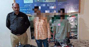 کراچی : لیاری گینگ وار کے سابقہ کمانڈر رحمان ڈکیت کا بھتیجا دورانِ واردات ساتھی سمیت رنگے ہاتھوں گرفتار۔