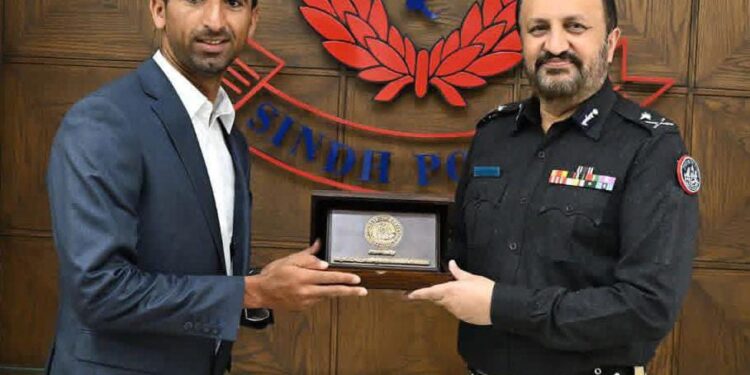 کراچی:آئی جی سندھ جاوید عالم اوڈھو سے عالمی شہرت یافتہ معروف کرکٹر و فاسٹ باؤلر شاہنواز ڈہانی کی ملاقات