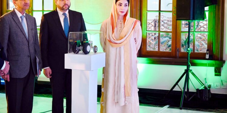 سی ایم گرین ٹریکٹر پروگرام فیز-3 کاافتتاح،وزیراعلی مریم نواز شریف نے قرعہ اندازی کا آغاز کیا