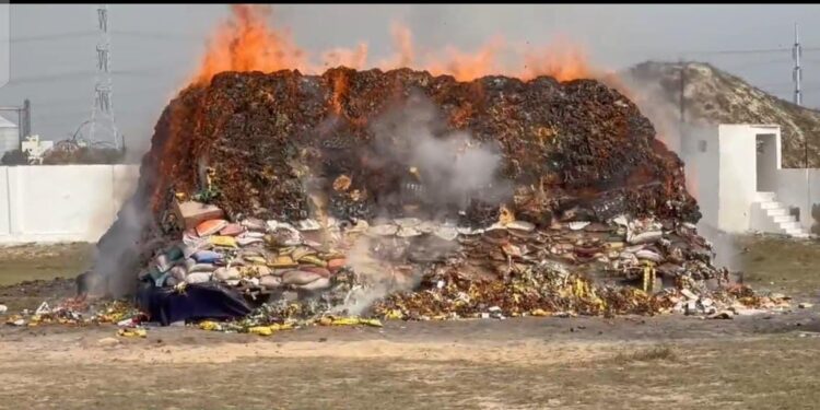 پاکستان کوسٹ گارڈزکی ممنوعہ اسمگلنگ اشیاء کو جلانے کی تقریب