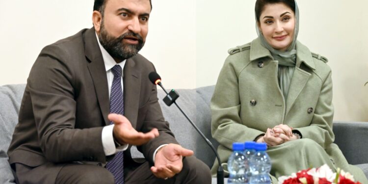 وزیر اعلیٰ پنجاب مریم نواز شریف کی کوئٹہ آمد،پرتپاک استقبال،ایف سی ہیڈکوارٹر تقریب میں شرکت    کوئٹہ میں وزیراعلیٰ آفس آمد پر وزیراعلیٰ بلوچستان سرفرازبگٹی،وزراء اورارکان اسمبلی نے پرتپاک استقبال کیا