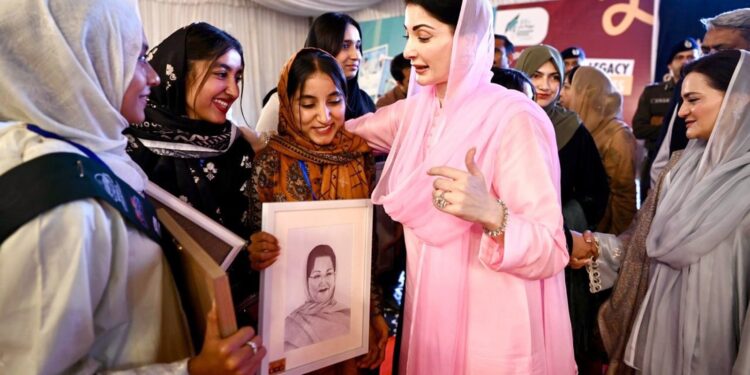 ”ہر خواب ہے ممکن” ”سی ایم تے بوہتا احسان کر چھڈیا، پریشان لوکاں نوں حیران کر چھڈیا”،”اینیاں کرائیاں صفایاں پنجاب وچ، پنڈاں نوں ملتان تے لاہور کر چھڈیا” وزیراعلی مریم نواز شریف کی یونیورسٹی آف گجرات آمد،طلبہ نے پرتپاک استقبال کیا،یونیورسٹی آف گجرات کی طالبہ کا سی ایم کو منظوم خراج تحسین