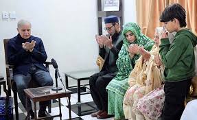 وزیراعظم محمد شہباز شریف کی فتنہ الخوارج کے خلاف آپریشن کے دوران جام شہادت نوش کرنے والے لیفٹیننٹ کرنل شہزادہ گل فراز شہید کے گھر آمد، اہلخانہ سے تعزیت کا اظہار کیا