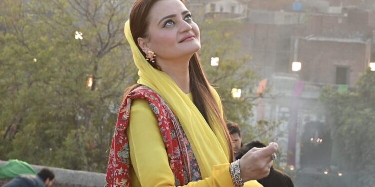 لاہور:سینئر صوبائی وزیر مریم اورنگزیب نے گڈی اُڑا کر بسنت فیسٹیول کا باقاعدہ آغاز کر دیا۔