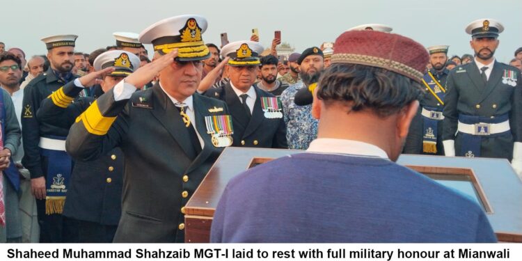 پاک بحریہ کے شہید محمد شاہزیب کو مکمل فوجی اعزاز کے ساتھ سپردِ خاک کر دیا گیا