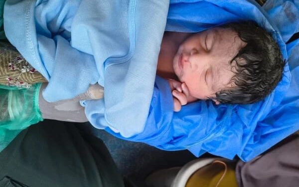 رحمان بابا ایکسپریس میں سفر کے دوران ایک خاتون نے بچی کو جنم دیا،