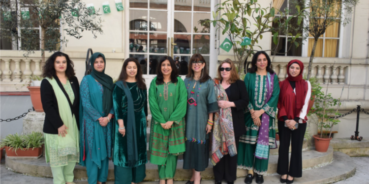 پیرس میں پاکستانی سفارت خانہ میں یومِ پاکستان پر پرچم کشائی کی تقریب