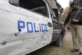 ضلع بنوں میں پولیس موبائل پر حملہ، ایک اہلکار ہلاک جبکہ جوابی کارروائی میں دو عسکریت پسند مارے گئے: پولیس,