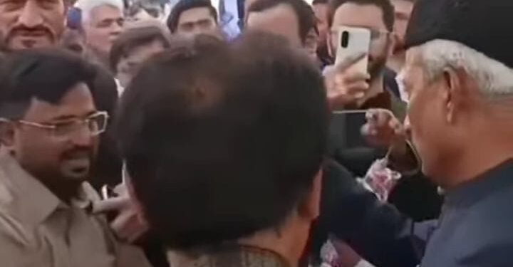 گورنر سندھ  نہال ہاشمی کا حلف برداری کے بعد  کارکنوں کے ساتھ ہتک امیز رویہ